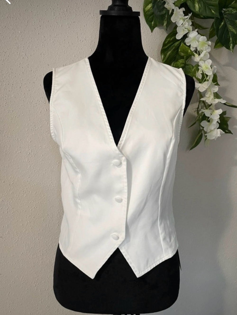 Musera White Tailored V-Neck Button Vest